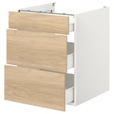 Un meuble de cuisine ENHET avec trois tiroirs en bois. Il est doté d’un cadre blanc et de façades de tiroirs à effet chêne, offrant un grand espace de rangement pour les ustensiles de cuisine.