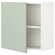 Option : Une armoire murale ENHET en vert sauge, avec une forme rectangulaire simple et une seule étagère à l’intérieur.