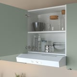 Armoire de cuisine ouverte exposant les ustensiles de cuisine et les conteneurs, avec hotte aspirante intégrée en dessous.