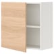 Option : Une armoire murale ouverte ENHET avec une porte effet chêne, affichant une seule étagère blanche à l’intérieur.
