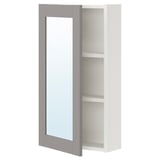 Un meuble de salle de bain ENHET gris avec miroir. Son design épuré comprend plusieurs étagères de rangement.