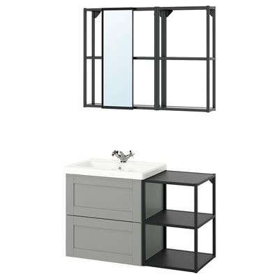 Vanité de salle de bain grise moderne avec lavabo blanc, miroir et étagères ouvertes. Design industriel avec des éléments en métal et en bois.