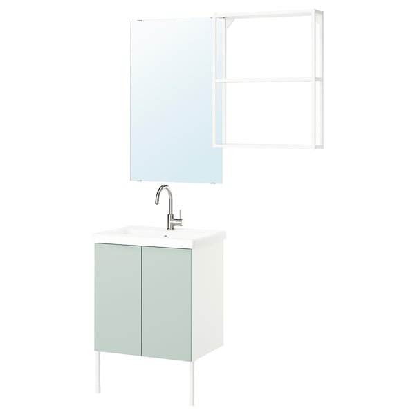 Set de salle de bain ENHET : armoire vert sauge, lavabo blanc, robinet chromé, miroir, étagère murale.
