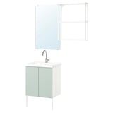 Set de salle de bain ENHET : armoire vert sauge, lavabo blanc, robinet chromé, miroir, étagère murale.