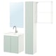 Salle de bain moderne avec armoires vert clair, comptoir blanc et miroir.