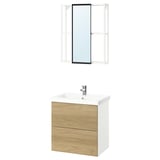Une configuration de salle de bain ENHET avec une armoire en bois clair, un lavabo blanc et un miroir mural avec des étagères.