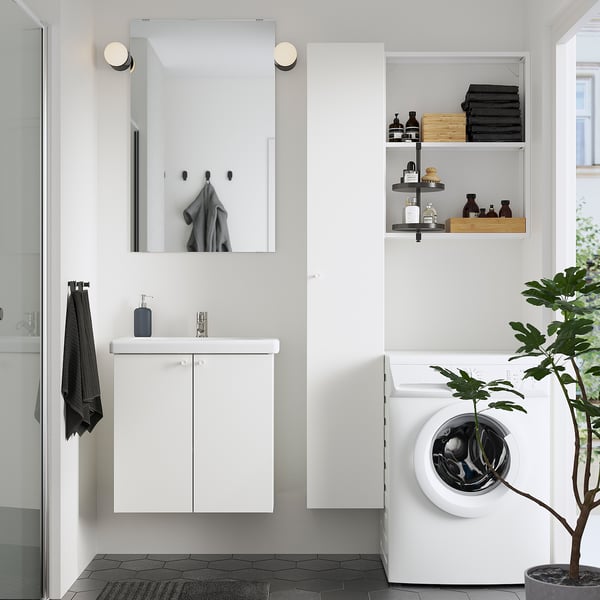 Vanité de salle de bain blanche moderne. Grand, sous miroir, à côté de la machine à laver. Rangement et miroir.