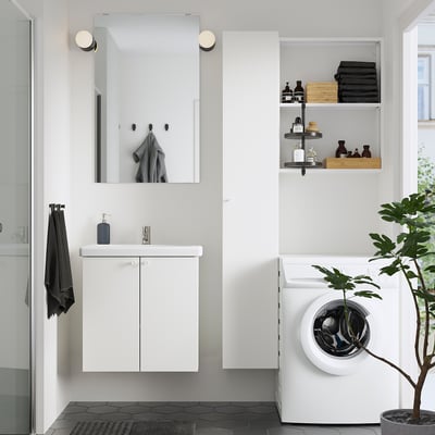 Vanité de salle de bain blanche moderne. Grand, sous miroir, à côté de la machine à laver. Rangement et miroir.