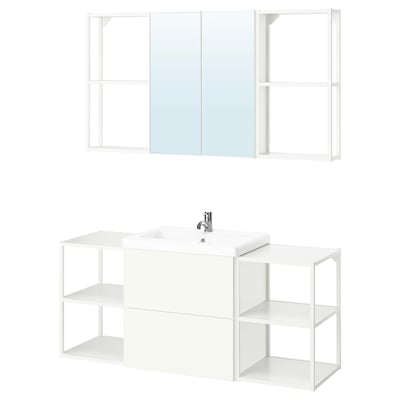 Une configuration de salle de bain blanche ENHET avec un lavabo, une armoire de toilette et des étagères ouvertes.