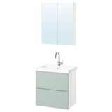 Armoire verte, évier blanc, miroir au-dessus.
