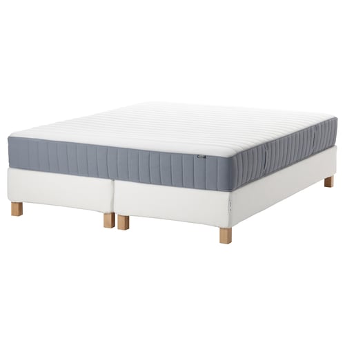 Un ensemble de matelas ESPEVÄR/VALEVÅG en blanc et bleu clair, doté d’un dessus matelassé, de pieds en bois et de poignées pour le transport.