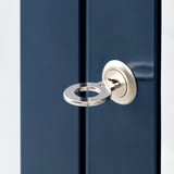 Gros plan d’une serrure à clé en métal, élégante et moderne, faisant probablement partie d’une armoire sécurisée.