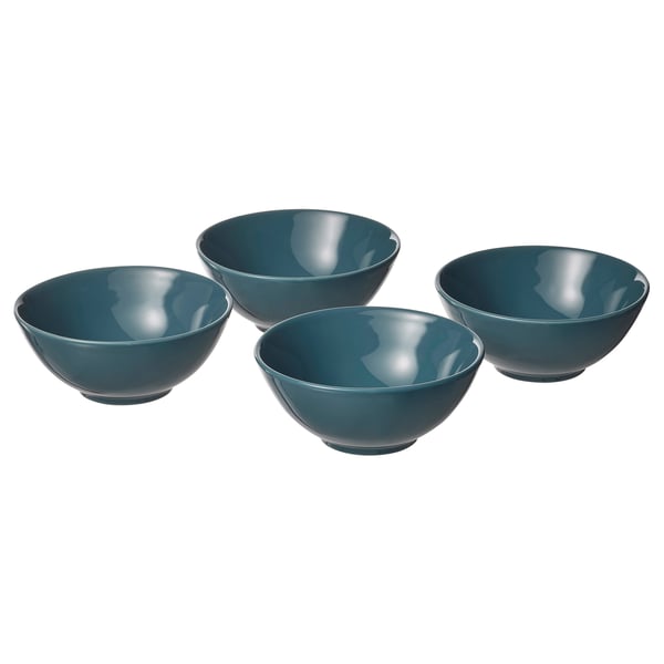 Quatre bols FÄRGKLAR en sarcelle, disposés en forme de losange. Fabriqué en grès avec une finition brillante. Design simple, rond et fonctionnel.