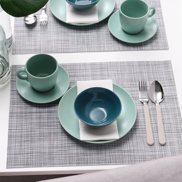 Trois tables avec bols, tasses, couverts et sets de table FÄRGKLAR.