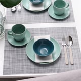 Trois tables avec bols, tasses, couverts et sets de table FÄRGKLAR.