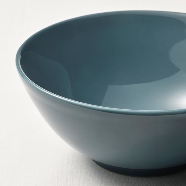 Un grand bol bleu lisse en FÄRGKLAR, de conception simple, avec une finition brillante, sur une surface claire.