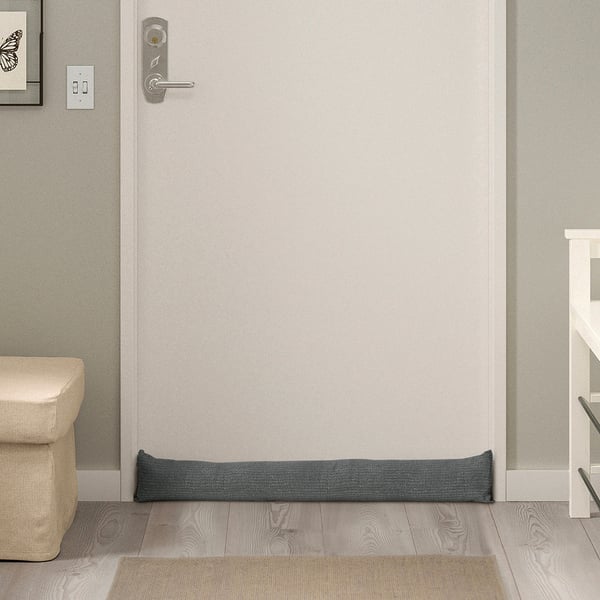 Coupe-vent FAGEBLÅMME gris, polyester recyclé, s’adapte sous la porte.