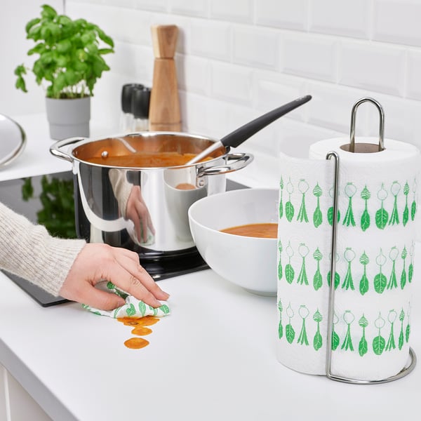 Nettoyage du déversement avec rouleau FAMILJ, absorption efficace, soupe et bol à proximité.