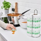 Nettoyage du déversement avec rouleau FAMILJ, absorption efficace, soupe et bol à proximité.