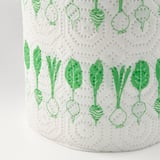 Rouleau de papier essuie-tout à motifs végétaux verts, très absorbant, fabriqué à partir de matériaux recyclés.