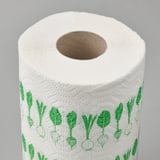 Rouleau de papier absorbant avec un motif végétal vert, solide et absorbant.