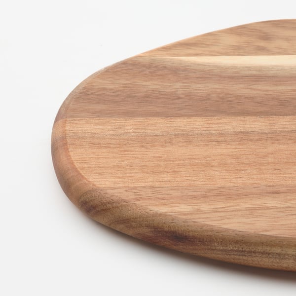Planche à découper en bois, acacia poli lisse, grain naturel apparent, rond avec des bords incurvés.