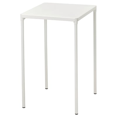 Une table d’extérieur FEJAN blanche avec un plateau carré et quatre pieds tubulaires en acier thermolaqué.