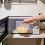 Sac à micro-ondes réutilisable à l’intérieur, prêt à être réchauffé.