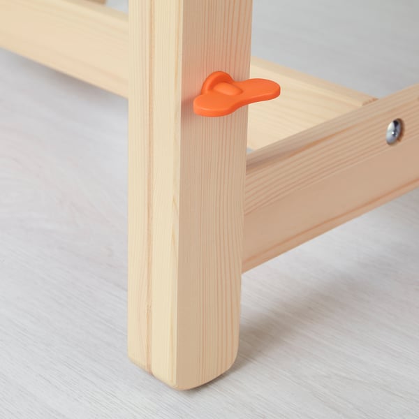 Meubles en bois, réglables, adaptés aux enfants.