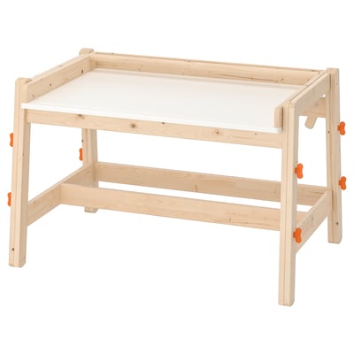 Bureau pour enfants en bois FLISAT de couleur naturelle, de forme rectangulaire avec hauteur réglable et plateau incliné.
