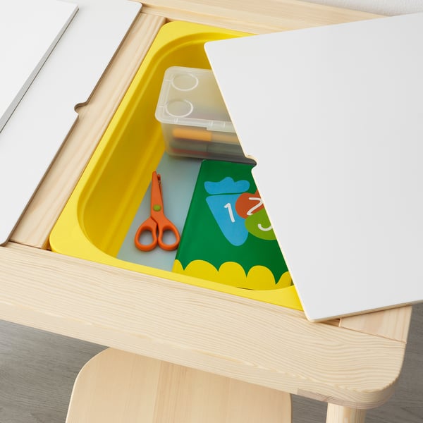 Table pour enfants, couvercle ouvert, boîte jaune, tiroirs colorés, ciseaux roses, stylo, papier nuage numéro 17.