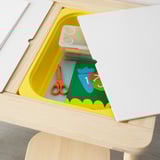 Table pour enfants, couvercle ouvert, boîte jaune, tiroirs colorés, ciseaux roses, stylo, papier nuage numéro 17.