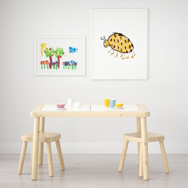 Table et tabourets pour enfants avec rangement, deux photos d’art.