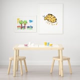 Table et tabourets pour enfants avec rangement, deux photos d’art.