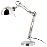 Une lampe de bureau forsa chromée avec un bras réglable et un abat-jour en forme de dôme.