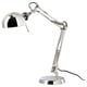 Une lampe de bureau forsa chromée avec un bras réglable et un abat-jour en forme de dôme.