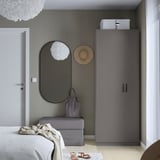 Chambre moderne avec armoire et banc en FORSAND gris.