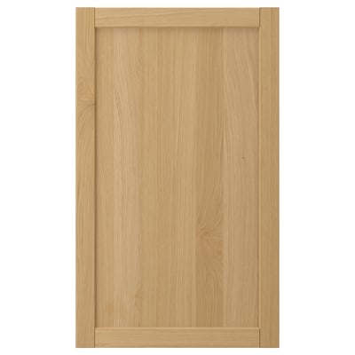 Porte d’armoire en bois naturel avec bords biseautés.