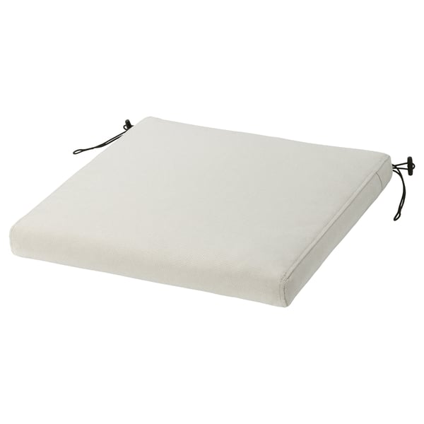 Un coussin de chaise d’extérieur gris clair avec des attaches pour un ajustement sûr.