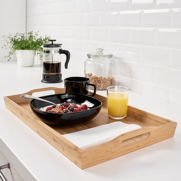 Le plateau de petit-déjeuner avec poignées contient un bol de yogourt, de granola, de baies, de café et de jus d’orange, parfait pour le petit-déjeuner au lit.