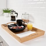 Le plateau de petit-déjeuner avec poignées contient un bol de yogourt, de granola, de baies, de café et de jus d’orange, parfait pour le petit-déjeuner au lit.