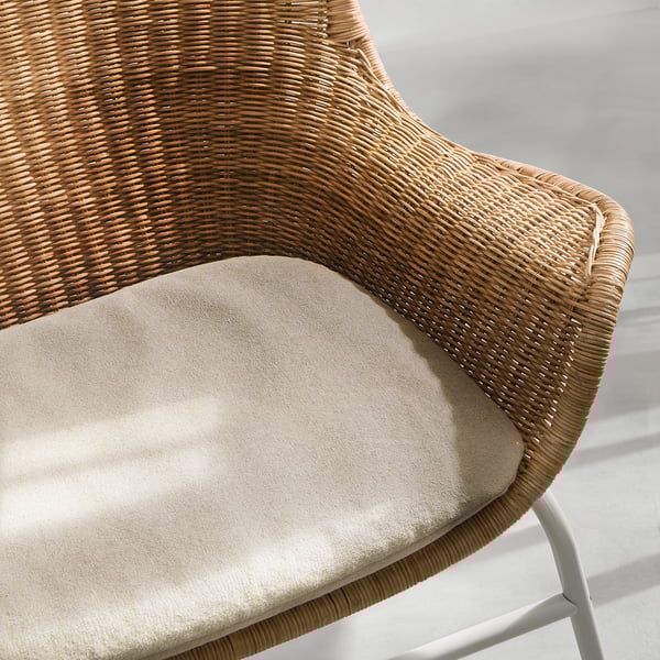 Gros plan du coussin des chaises en osier. Se sent doux, de forme confortable, avec un mélange naturel de rotin et de lin.