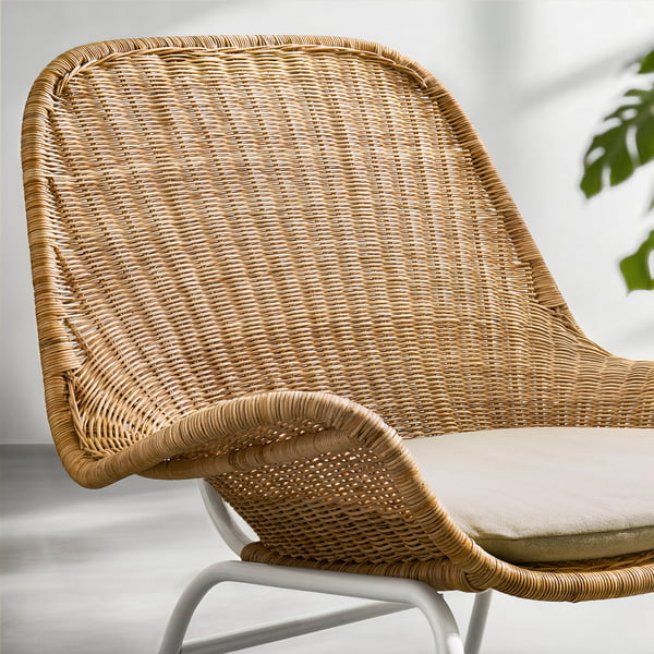 Chaise en osier FRYKSÅS, beige, rotin naturel et acier, design incurvé, confortable et élégant, idéal pour la détente.