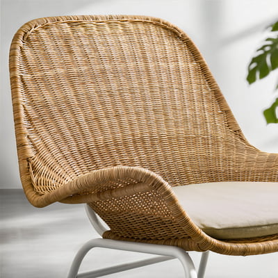 Chaise en osier FRYKSÅS, beige, rotin naturel et acier, design incurvé, confortable et élégant, idéal pour la détente.