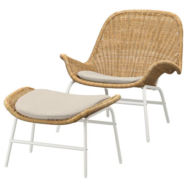 Ensemble de chaises et de poufs modernes en osier dans des tons naturels, avec des sièges rembourrés et des cadres en métal blanc élégants pour des sièges confortables et élégants.