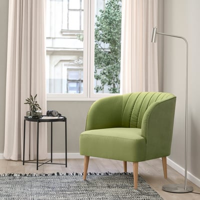 Chaise tonneau vert FULLÖSA, ergonomique et compacte, avec table d’appoint et lampe.