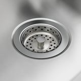 Vidange de l’évier en acier inoxydable, brillante et propre.