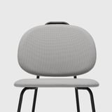 Fauteuil moderne avec un tissu gris clair, un design incurvé, des pieds noirs robustes et un angle d’assise confortable.