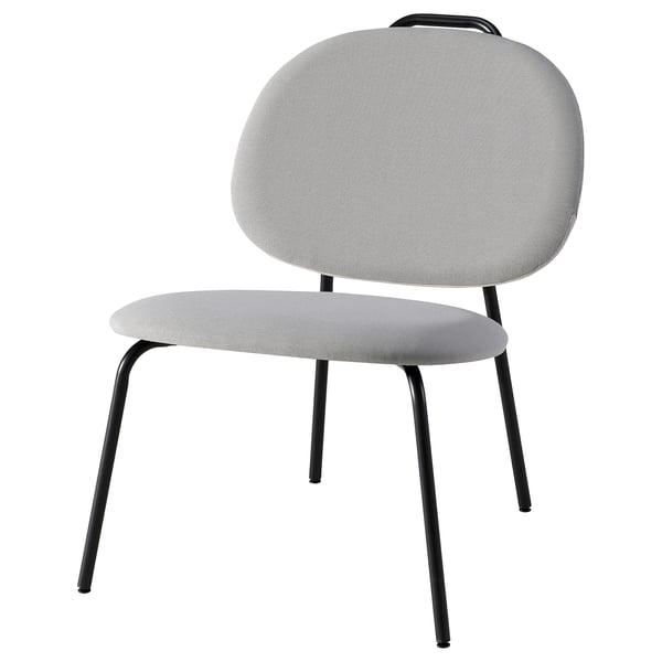 Chaise Gävele : grise, incurvée, assise et dossier en tissu, pieds en métal noir, design moderne.