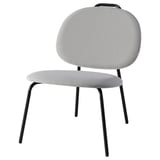 Chaise Gävele : grise, incurvée, assise et dossier en tissu, pieds en métal noir, design moderne.